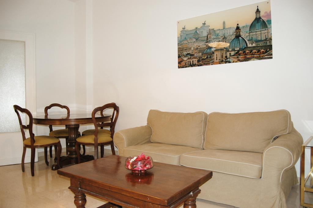 Vatican In The Moonlight Apartment Rome Room photo